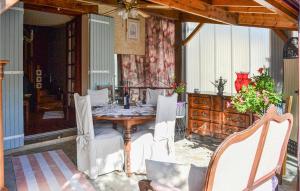 ベルジュラックにあるNice Home In Bergerac With Wifiのテーブルと椅子のあるダイニングルーム