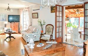 ベルジュラックにあるNice Home In Bergerac With Wifiのソファとテーブルのあるリビングルーム