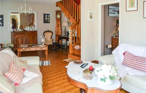ベルジュラックにあるNice Home In Bergerac With Wifiのソファ2つとコーヒーテーブルのあるリビングルーム