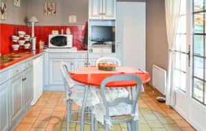 ベルジュラックにあるNice Home In Bergerac With Wifiの赤いテーブルと椅子付きのキッチン