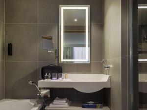 Um banheiro em Novotel Genève Centre