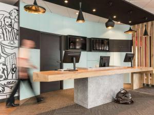 a lobby with a reception desk in a restaurant at ibis Bordeaux Centre Bastide in Bordeaux