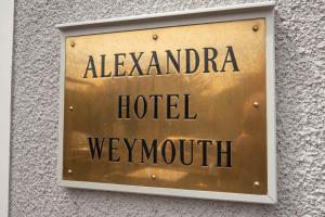 uma placa do lado de um quarto de hotel em Alexandra Hotel em Weymouth