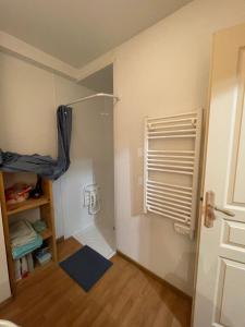 Habitación pequeña con dormitorio con cama y armario. en Appartement Orelle Val-Thorens avec SPA, en Orelle