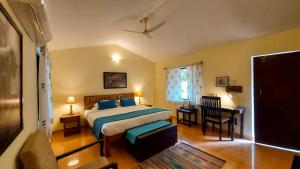 Ένα ή περισσότερα κρεβάτια σε δωμάτιο στο Bandhavgarh Jungle Lodge