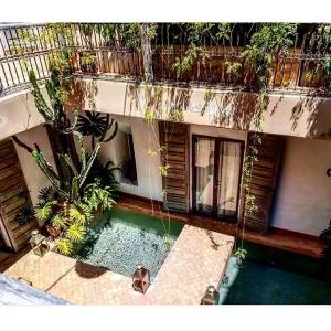 - une vue aérienne sur un bâtiment avec une piscine dans l'établissement Riad De Vinci & SPA, à Marrakech