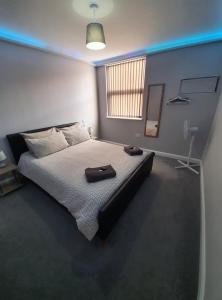 um quarto com uma cama grande num quarto em 159 Smart Apartments em Newark upon Trent