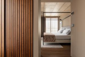 波尔图Exe Essenzia Porto的一间卧室，里面有一张床和一扇窗户。