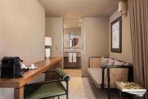 a living room with a desk and a couch at Dorma Essenzia Porto in Porto