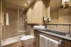 La salle de bains est pourvue d'une douche et de toilettes. dans l'établissement Exe Essenzia Porto, à Porto