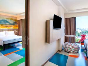 una camera d'albergo con un pavimento colorato di ibis Styles Bandung Grand Central a Bandung