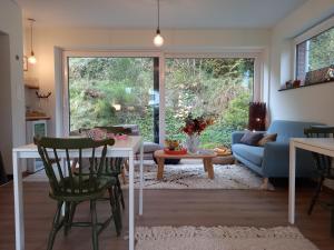 ein Wohnzimmer mit einem Tisch und einem Sofa in der Unterkunft B&B Les Lits de Nohaipré in Rendeux