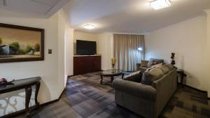 a living room with a couch and a tv at Hotel Costa Pacifico - Suite in Antofagasta