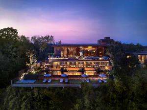 - une vue aérienne sur une demeure de caractère la nuit dans l'établissement V Villas Phuket, MGallery, à Panwa Beach