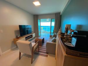 萨尔瓦多Luxuoso Apartamento Vista Mar - Barra Ondina的带沙发和电视的客厅