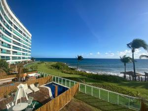 萨尔瓦多Luxuoso Apartamento Vista Mar - Barra Ondina的从度假村的阳台上欣赏海景