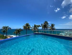 萨尔瓦多Luxuoso Apartamento Vista Mar - Barra Ondina的可以看到海景的游泳池