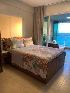 萨尔瓦多Luxuoso Apartamento Vista Mar - Barra Ondina的一间带床的卧室，可欣赏海景 更多42张照片