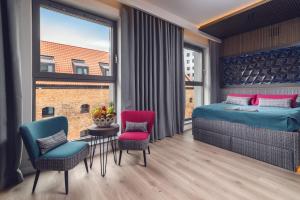 sypialnia z łóżkiem, stołem i krzesłami w obiekcie Marin Exclusive Apartment & Private Garage w Gdańsku