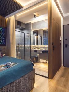 sypialnia ze szklanymi drzwiami prowadzącymi do łazienki w obiekcie Marin Exclusive Apartment & Private Garage w Gdańsku