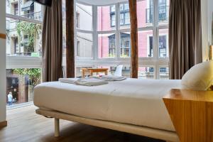 Кровать или кровати в номере Pensión AliciaZzz Bed And Breakfast Bilbao