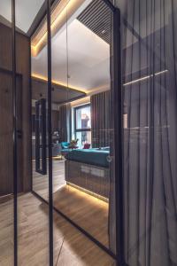Pokój ze szklanym widokiem na spa w obiekcie Marin Exclusive Apartment & Private Garage w Gdańsku
