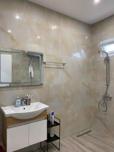 W łazience znajduje się umywalka i prysznic. w obiekcie Villa Ermis w mieście Dhërmi