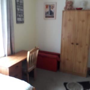 1 dormitorio con 1 cama, escritorio y armario en Riverview House, en Enniskillen