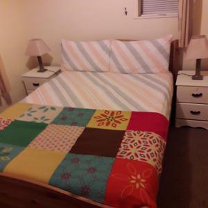 uma cama com uma colcha colorida num quarto em Riverview House em Enniskillen