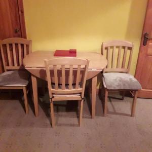 drewniany stół z 2 krzesłami i stół z książką w obiekcie Riverview House w mieście Enniskillen