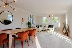 Gallery image of The Sparkford Gardens - Lovely 2BDR with Balcony in London