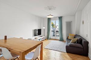 ルツェルンにあるCentral Bright & Cozy Apartmentsのリビングルーム(テーブル、ソファ付)