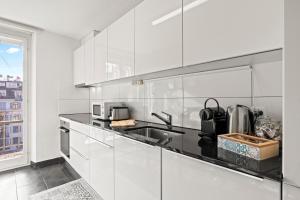 Кухня или мини-кухня в Central Bright & Cozy Apartments

