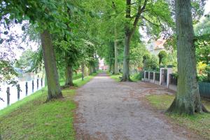 Ein Garten an der Unterkunft Ferienwohnung Plau am See SEE 7861