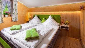 Ένα ή περισσότερα κρεβάτια σε δωμάτιο στο Ferienwohnung Steinlehen
