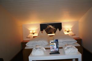 A bed or beds in a room at Berghotel Hois