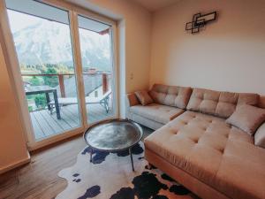 ein Wohnzimmer mit einem Sofa und einem Tisch in der Unterkunft Downhill Lodge Tauplitz in Tauplitz