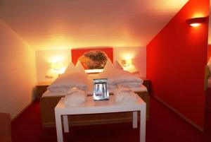 A bed or beds in a room at Berghotel Hois