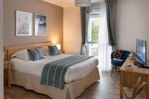 En eller flere senge i et værelse på Domitys Ker Madiou