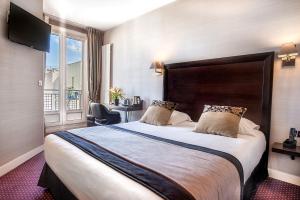 une chambre d'hôtel avec un grand lit et une fenêtre dans l'établissement Virgina, à Paris 37 autres photos