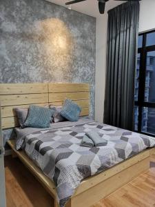 ein Schlafzimmer mit einem Holzbett mit einer karierten Decke in der Unterkunft HINODE Geniehome 3BR free WIFI and CARPARK at Utropolis Shah Alam in Shah Alam