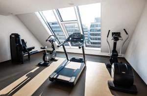 um ginásio com máquinas de cardio e uma grande janela em MOOONS Vienna em Viena