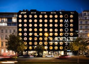 Un grand bâtiment avec un tas de sphères sur lui dans l'établissement MOOONS Vienna, à Vienne