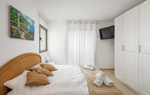 Galería fotográfica de A white dream by the sea - 2bd lux family apartment en Herzliyya B