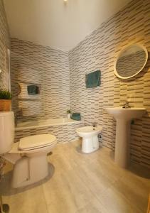 a bathroom with a toilet and a sink at Precioso Estudio con Piscina in Málaga