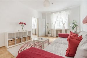 ein Wohnzimmer mit einem roten Sofa und einem Tisch in der Unterkunft Apartment France | Operastreet in Wien