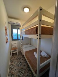 מיטה או מיטות קומותיים בחדר ב-Luxurious villa at a unique spot