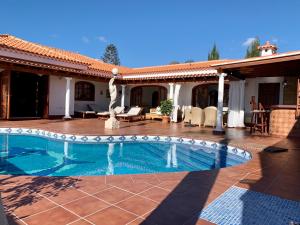 ein Swimmingpool vor einem Haus in der Unterkunft Villa Claudia - HEATED POOL by VV Canary Ocean Homes in Puerto de Santiago