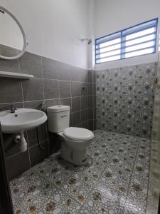 Ванная комната в LYNN HOMESTAY SERI ISKANDAR