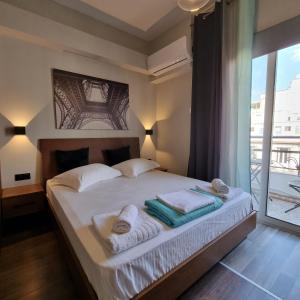 Posteľ alebo postele v izbe v ubytovaní RED ROOMS TSIMISKI 60